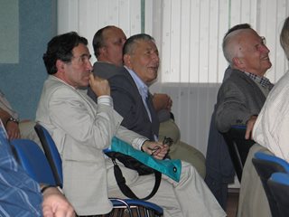 Участники конференции слушают доклад.