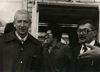 Александр Алексеевич Боровков и Юрий Григорьевич Решетняк на крыльце НГУ 1 сентября 1984 года.